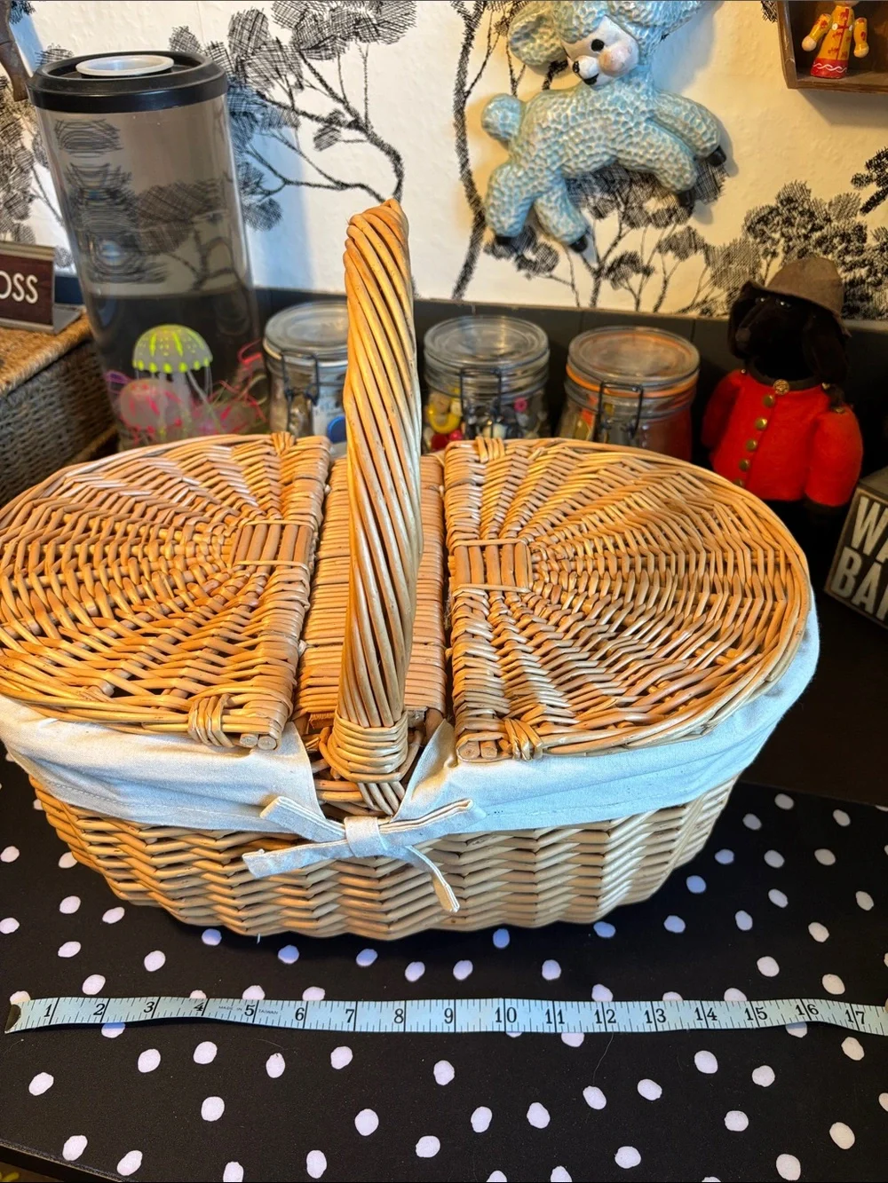 EUC hand-woven wicker picnic basket features a double-lid design and a white fab